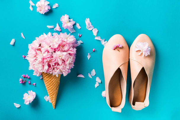 παγωτό φτιαγμένο με ροζ λουλούδια Sakura με μοντέρνα παπούτσια - Φωτογραφία, εικόνα