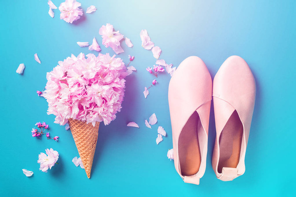 παγωτό φτιαγμένο με ροζ λουλούδια Sakura με μοντέρνα παπούτσια - Φωτογραφία, εικόνα