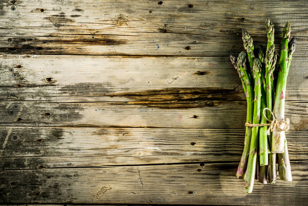 Fresh organic farm asparagus - Foto, afbeelding