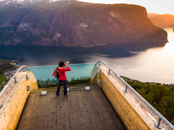Tourist enjoying fjord view on Stegastein viewpoint Norway - Fotografie, Obrázek