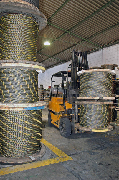 Grandes bobines de câble stockées en magasin
 - Photo, image