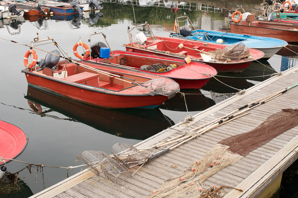 Акустические лодки из моллюсков на пирсе и инструменты для рытья моллюсков
 - Фото, изображение