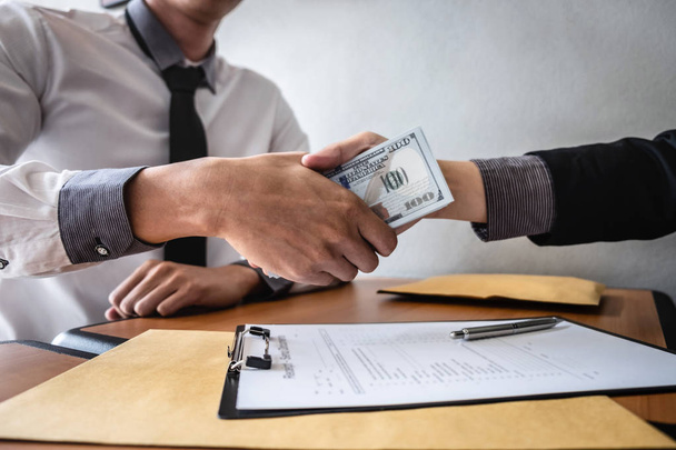 Oneerlijk bedrog in Business illegaal geld, zakenman handsh - Foto, afbeelding