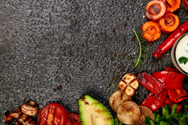 Grilled vegetables -  tomato, onion, grill, roasted,  pepper,  chili, avocado, mushrooms  on black background. view from above. Diet vegan food. Healthy. Top view Frame Flat lay Copy spac - Fotoğraf, Görsel