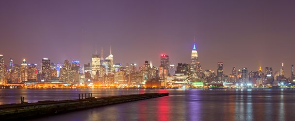 Πόλη της Νέας Υόρκης, ΗΠΑ πολύχρωμο βράδυ στον ορίζοντα Πανόραμα - Φωτογραφία, εικόνα