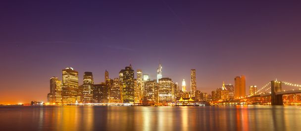 Νέα Υόρκη πόλη, ΗΠΑ, Πανόραμα στον ορίζοντα του στο κέντρο της πόλης κτίρια στο ηλιοβασίλεμα - Φωτογραφία, εικόνα