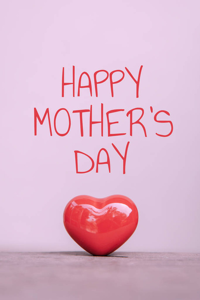 Ευτυχισμένο το κείμενο της μητέρας ημέρας με κόκκινο καρδιά σχήμα κεραμικό για την αγάπη c - Φωτογραφία, εικόνα