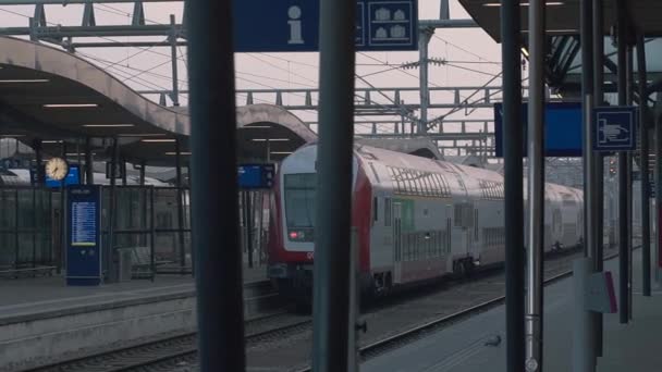 Az állomást elhagyó vasúti vonat. A vonat elhagyja az állomást.. - Felvétel, videó