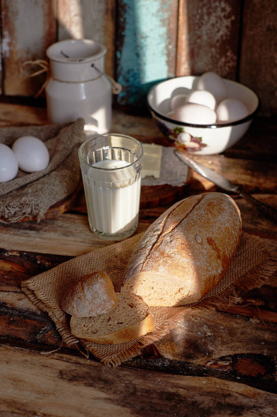Country snídaně s chlebem, mlékem, vajíčkem - Fotografie, Obrázek