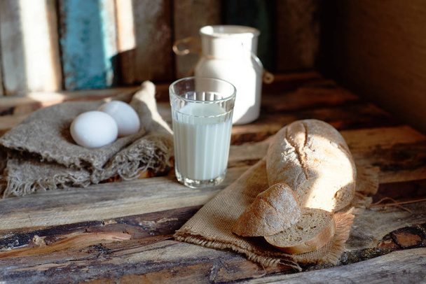 Landfrühstück mit Brot, Milch, Ei - Foto, Bild