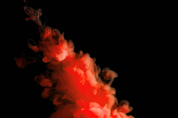 Farbstrom im Wasser, rote Tintenwolke, abstrakter Hintergrund - Foto, Bild