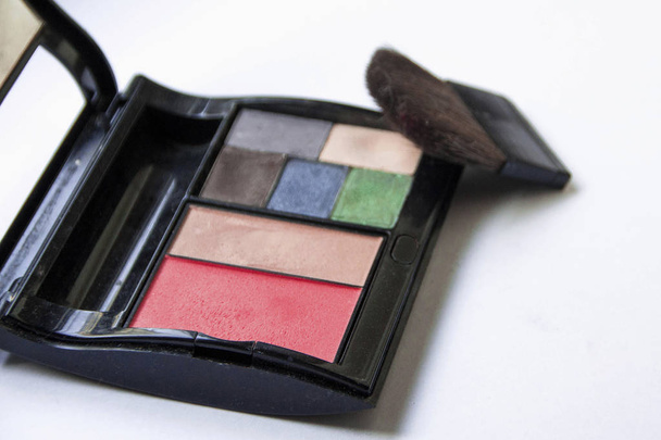 Kit de sombra de ojos con tres cepillos de maquillaje
 - Foto, imagen