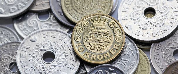Выбор смешанных датских монет в формате веб-баннера. Крона является официальной валютой Дании, Гренландии и Фарерских островов
, - Фото, изображение