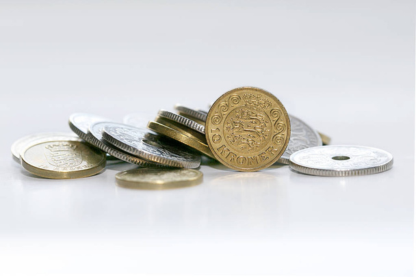 Výběr smíšených dánských mincí s selektivní fokusem. Koruna je oficiální měnou Dánska, Grónska a Faerských ostrovů., - Fotografie, Obrázek
