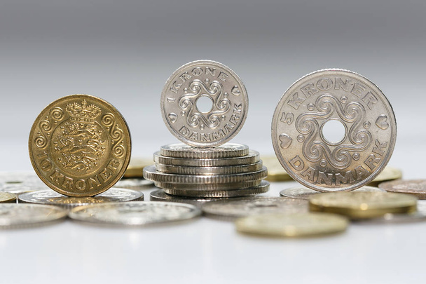 Uma moeda de dez, uma e cinco coroas em cima de uma pilha de outras moedas dinamarquesas. A coroa é a moeda oficial da Dinamarca, Groenlândia e Ilhas Faroé.
, - Foto, Imagem