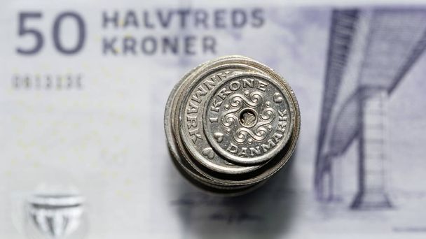 パノラマ形式で混合デンマークのコインの選択と50クローネノート。クローネは、1875年1月1日に導入されたデンマーク、グリーンランド、フェロー諸島の公式通貨です。. - 写真・画像
