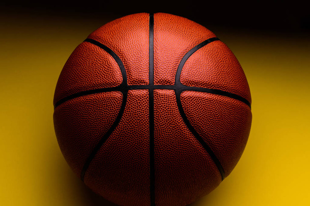 ballon de basket sur fond jaune
. - Photo, image