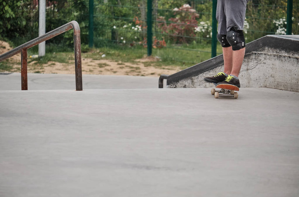 skaters in public park - body copy - negative space background texture. - Foto, Bild