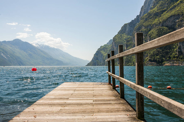 Nyári kilátás nyílik a Garda-tó Olaszországban, Európában. Gyönyörű táj tóval. - Fotó, kép