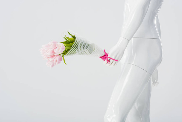 boneca manequim com buquê de tulipas isoladas em cinza
 - Foto, Imagem