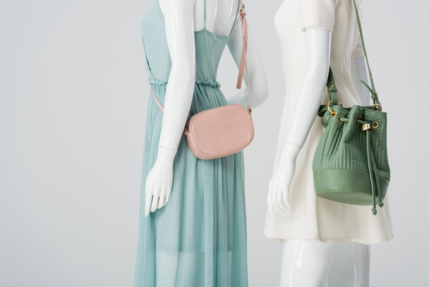 mannequiny se zavazadly a šaty izolované na šedé - Fotografie, Obrázek