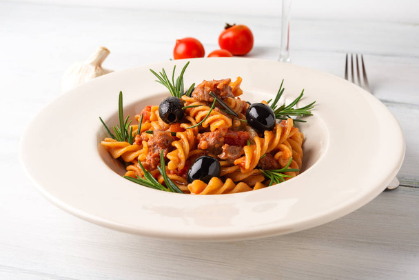 Sosis ve domates soslu lezzetli fusilli makarna yemeği - Fotoğraf, Görsel