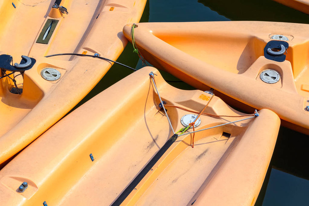 Fechar-se de botes de vela ancorados
 - Foto, Imagem