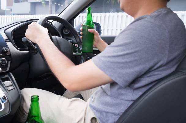 Don 't Drink for Drive concept, Young Drunk man drinking bottle o
 - Фото, изображение
