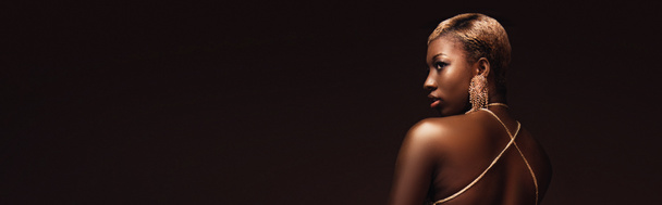 гламурная модная африканская американка с короткими волосами, изолированная от коричневых
 - Фото, изображение