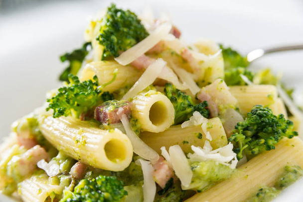 Gerecht van heerlijke Maccheroni pasta met broccoli en guanciale, Italiaanse keuken - Foto, afbeelding