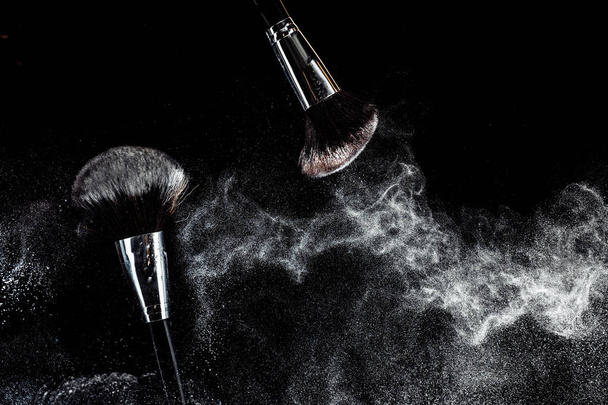 make up brushes, powder,  close up - Foto, afbeelding