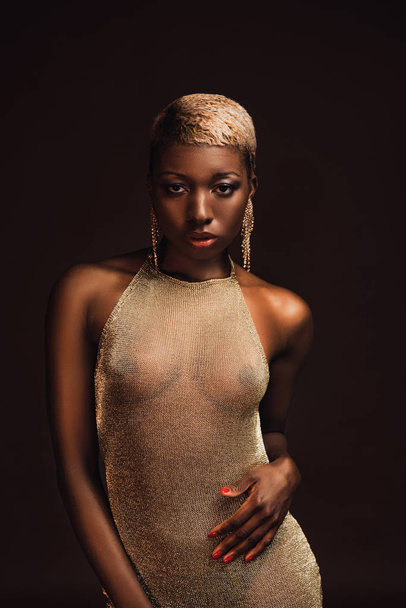 beautiful glamorous african american woman with short hair isolated on brown - Foto, afbeelding