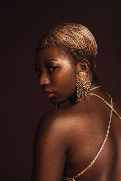 hermosa mujer afroamericana de moda con pelo corto aislado en marrón
 - Foto, imagen