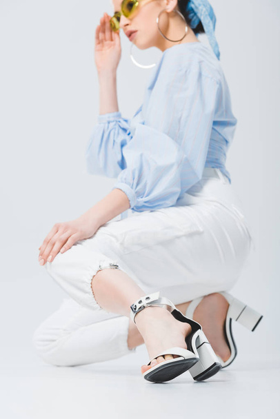 bela menina da moda sentado e posando em cinza
  - Foto, Imagem