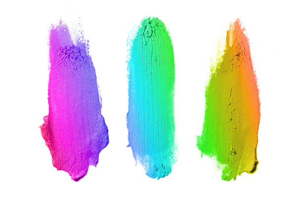 Мазок и текстура помады или акриловой краски изолированы на белом фоне. Радужный цвет
 - Фото, изображение