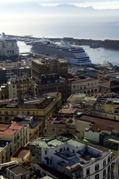 ナポリ(イタリア)。ナポリの港に係留された旅客船. - 写真・画像