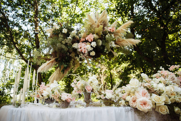 close-up shot of table with floral decor on wedding - Foto, imagen