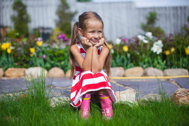 krásná dívka sedící v její zahradě a laughting - Fotografie, Obrázek