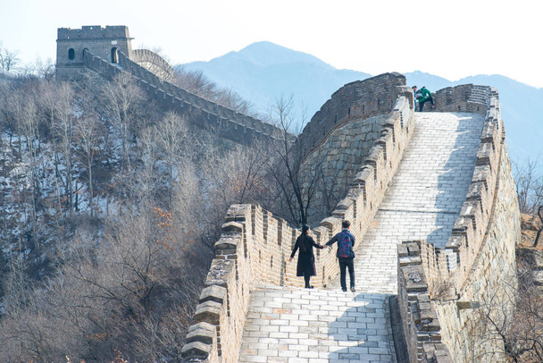 Туристы на Великой китайской стене в Мутьянью, недалеко от Пекина, Китай
  - Фото, изображение