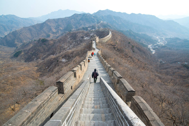 Turyści na Wielki Mur Chiński w Mutianyu, w pobliżu Pekinu, Chiny  - Zdjęcie, obraz