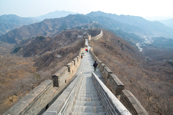 Туристи на великій стіні Китаю в Mutianyu, недалеко від Пекіна, Китай  - Фото, зображення