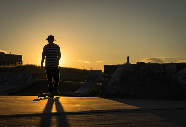 Поздний скейтбординг в скейт-парке
 - Фото, изображение