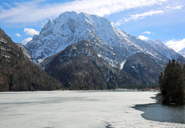paisaje de pequeño lago alpino congelado
 - Foto, imagen