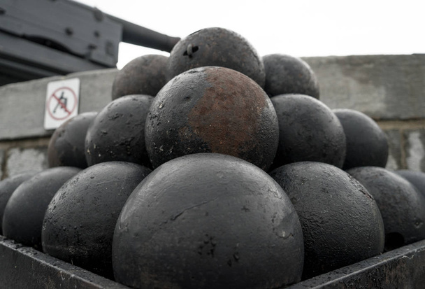 Una pila di vecchie palle di cannone in un forte
 - Foto, immagini