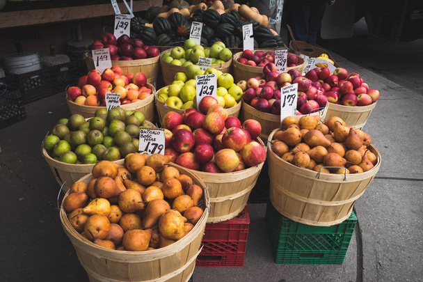 Bir sokak pazarında taze elma ve armut - Fotoğraf, Görsel