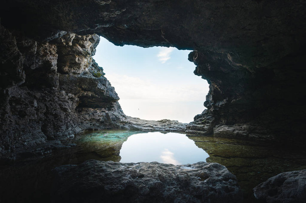 反射プール付きの小さな洞窟 - 写真・画像