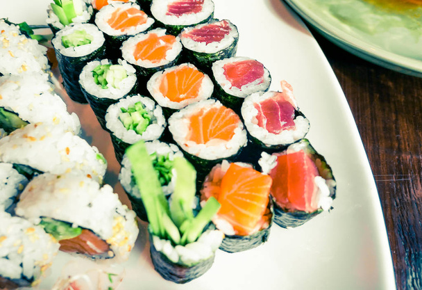 Sushi japonés en un restaurante a la hora del almuerzo, cocina asiática
 - Foto, imagen