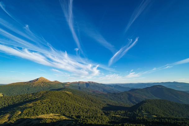 Piękny słoneczny krajobraz Mount Hoverla jest najwyższy szczyt ukraińskich Karpat, Chornohora, Goverla z Mount Petros - Zdjęcie, obraz