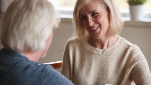 50 έτος παλιό ζευγάρι μιλάει εστίαση σε γυναίκα στην αγάπη - Πλάνα, βίντεο