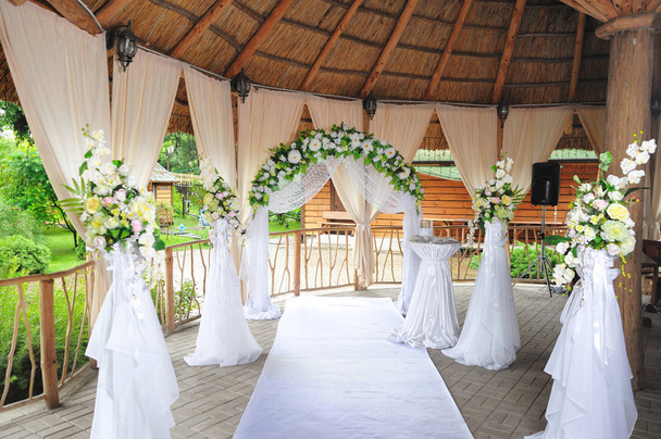 Casamento arco decoração floral, arco de rosas brancas fechar com vegetação, cerimônia de casamento país, casamento ao ar livre rústico - Foto, Imagem